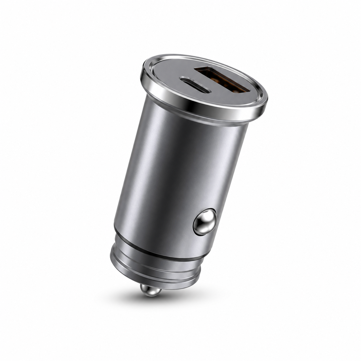 Cargador gris para automóvil con puertos USB-A y USB-C sobre fondo blanco